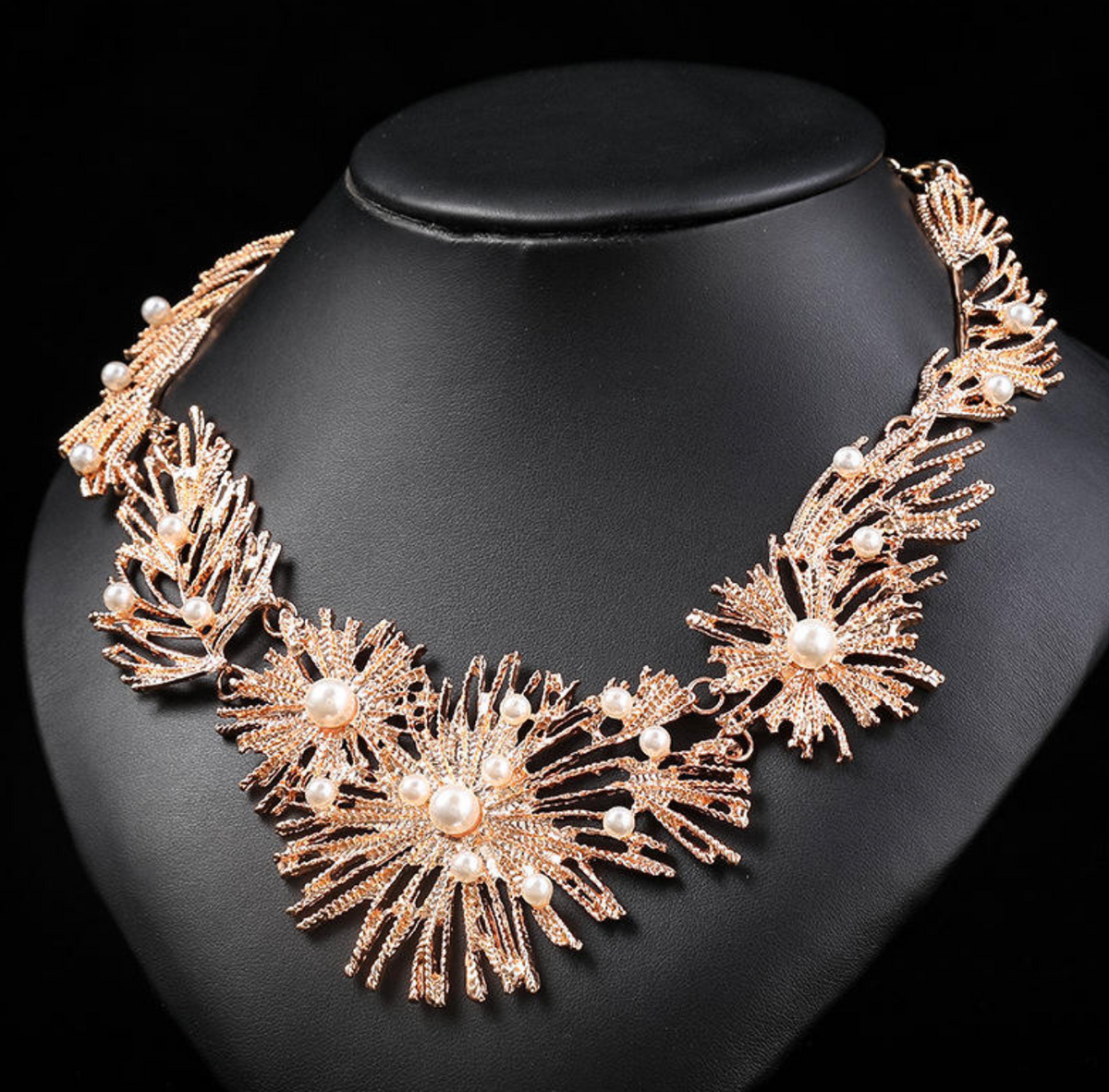 Elara Geometric Jewelry Set – Retro-Inspired Statement Necklace & Earrings