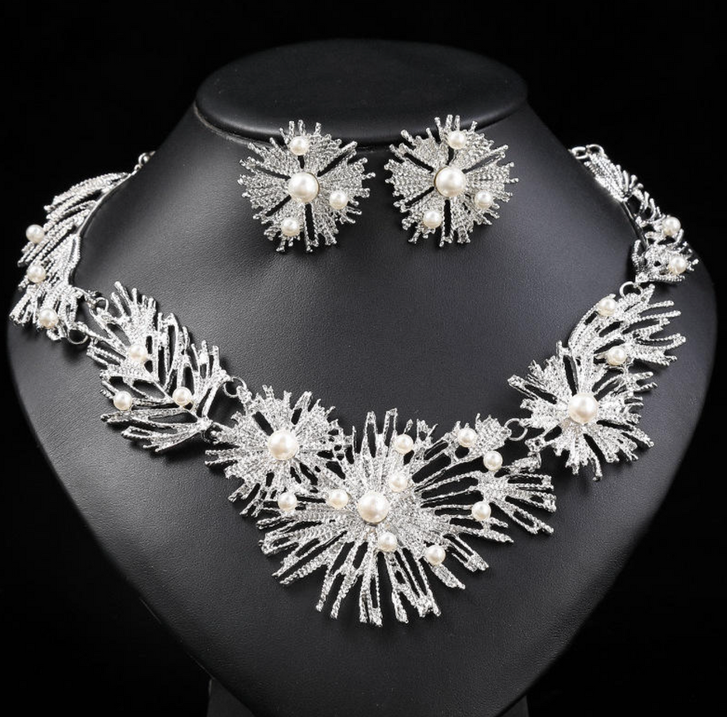 Elara Geometric Jewelry Set – Retro-Inspired Statement Necklace & Earrings