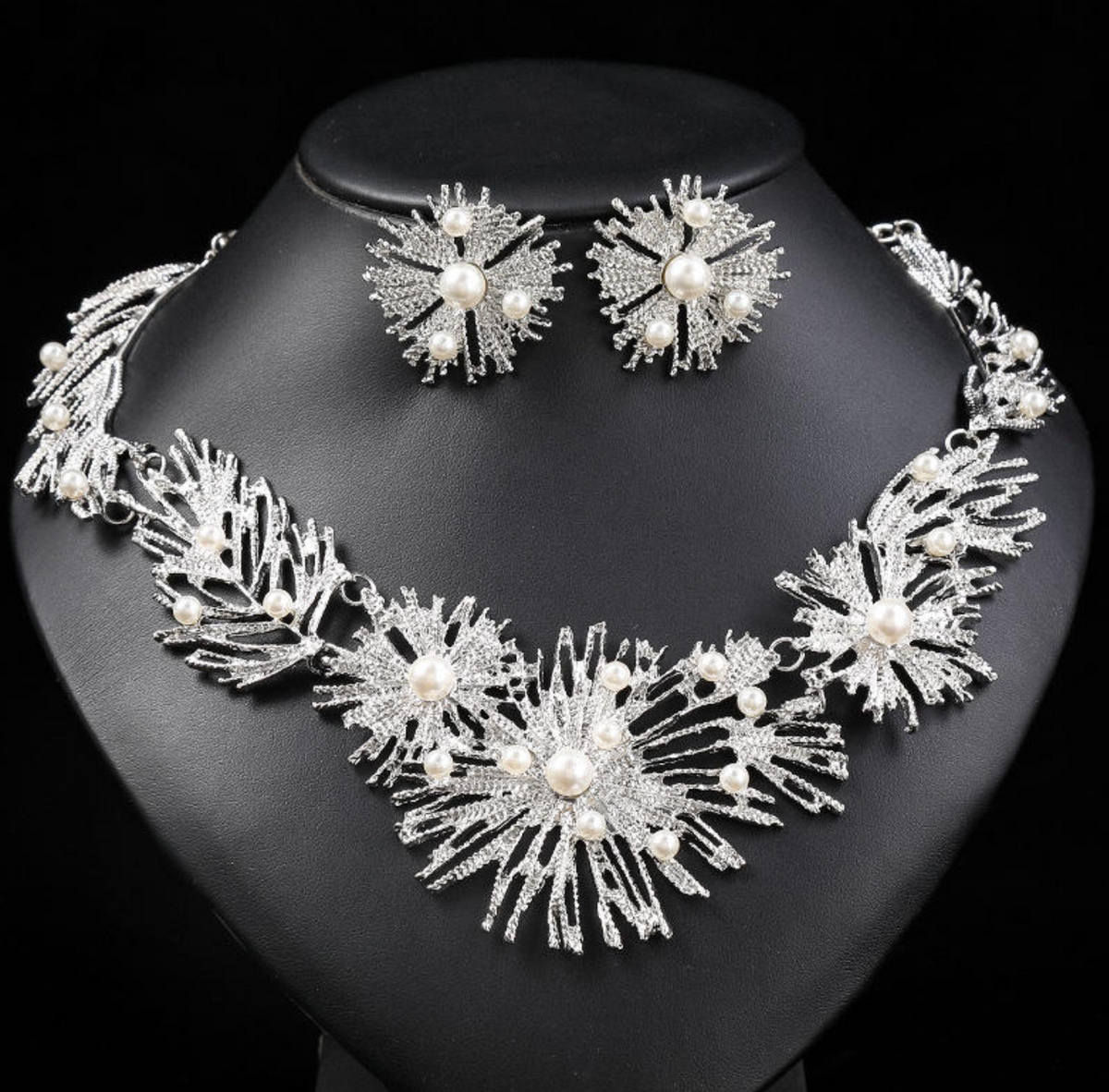 Elara Geometric Jewelry Set – Retro-Inspired Statement Necklace & Earrings