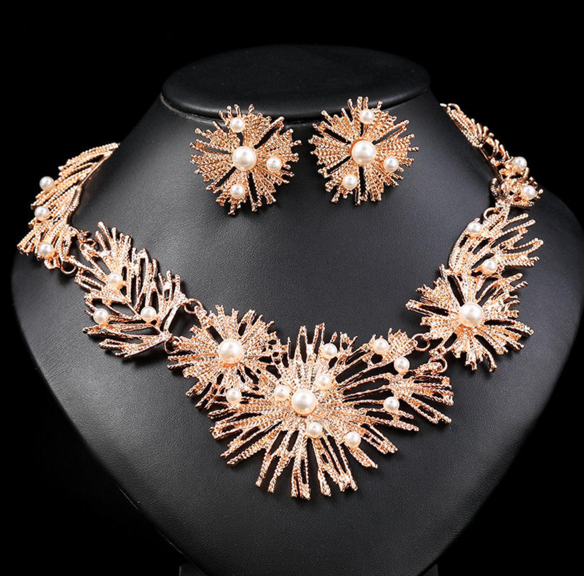 Elara Geometric Jewelry Set – Retro-Inspired Statement Necklace & Earrings